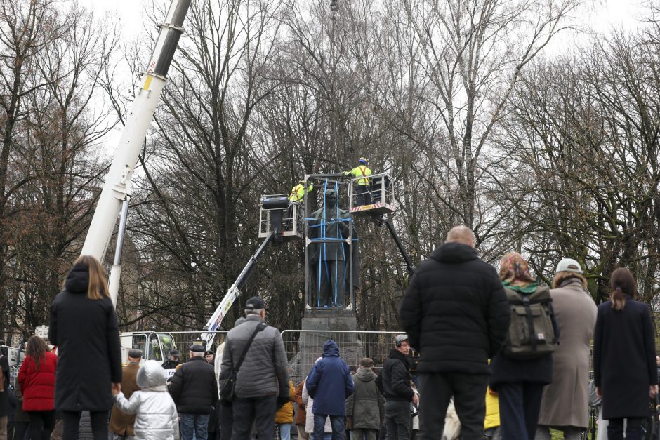 Žmonės apie nukeltą P. Cvirkos paminklą: tegul guli sąvartyne, jis mums nereikalingas