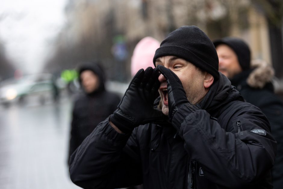 Sausio 13-osios minėjimas – triukšmingas: premjerė kalbą sakė su ašarom, protestuotojai rėkė „Gėda!“