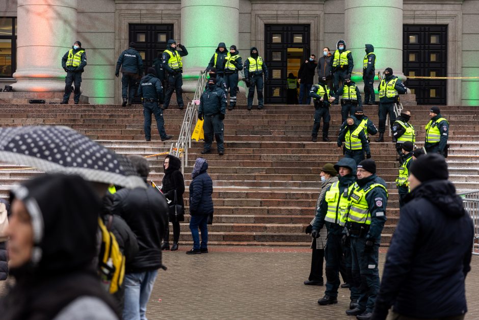 Sausio 13-osios minėjimas – triukšmingas: premjerė kalbą sakė su ašarom, protestuotojai rėkė „Gėda!“