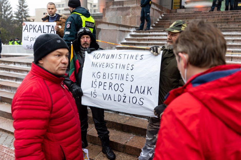 Sausio 13-osios minėjimas – triukšmingas: premjerė kalbą sakė su ašarom, protestuotojai rėkė „Gėda!“