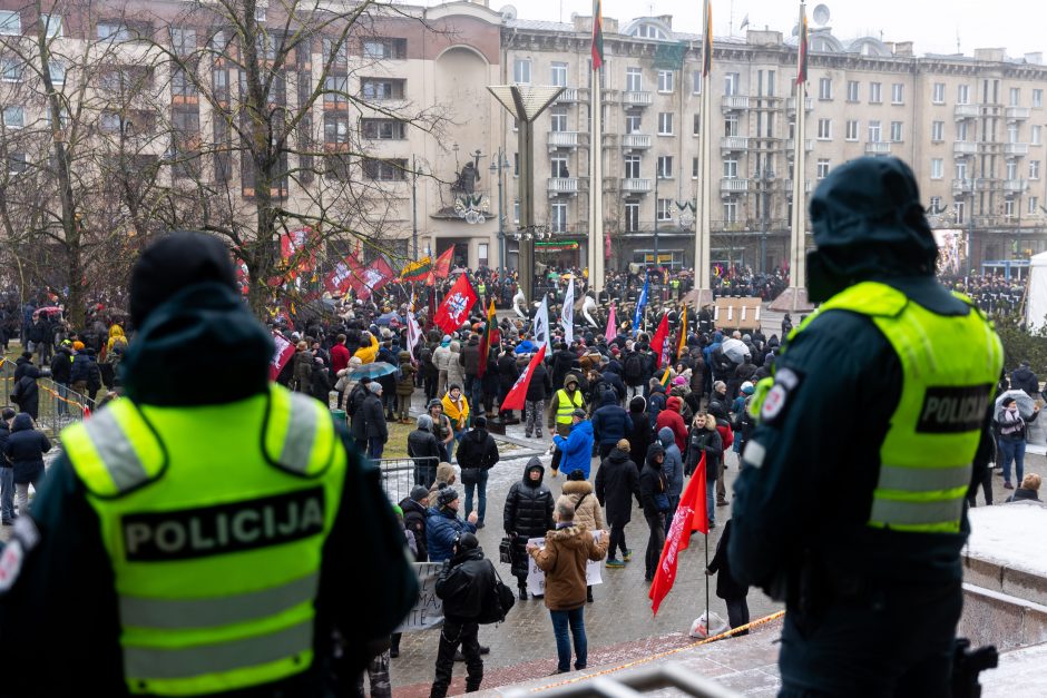 Sausio 13-osios minėjimas – triukšmingas: premjerė kalbą sakė su ašarom, protestuotojai rėkė „Gėda!“