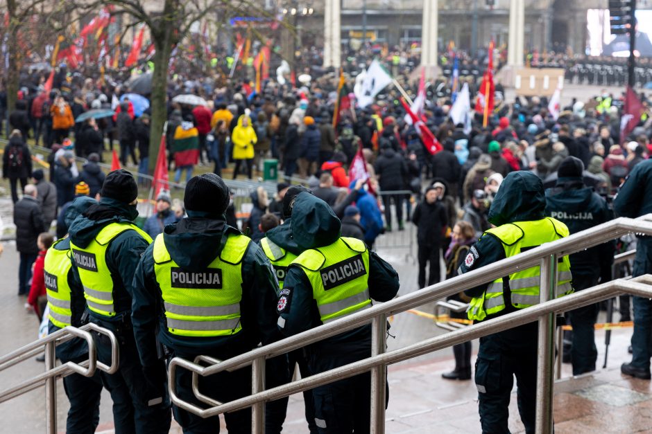 Sausio 13-osios minėjimas – triukšmingas: premjerė kalbą sakė su ašarom, protestuotojai rėkė „Gėda!“