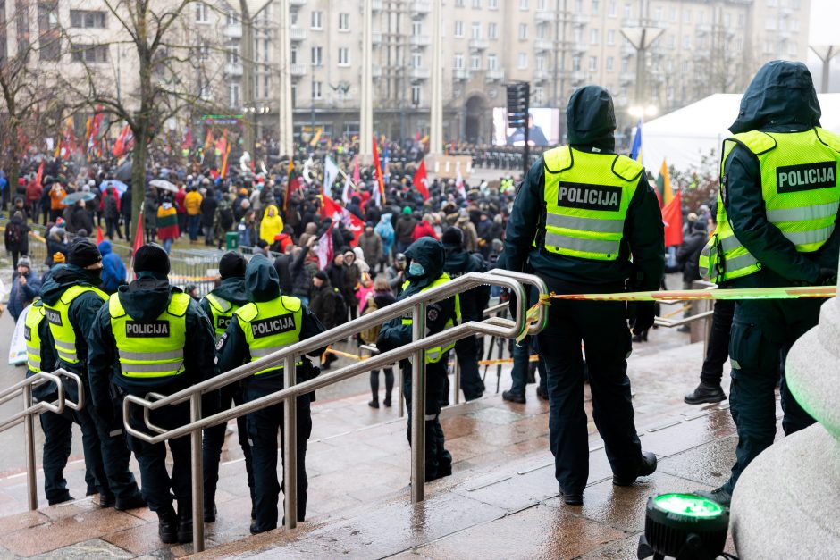 Sausio 13-osios minėjimas – triukšmingas: premjerė kalbą sakė su ašarom, protestuotojai rėkė „Gėda!“