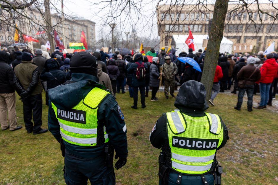 Sausio 13-osios minėjimas – triukšmingas: premjerė kalbą sakė su ašarom, protestuotojai rėkė „Gėda!“