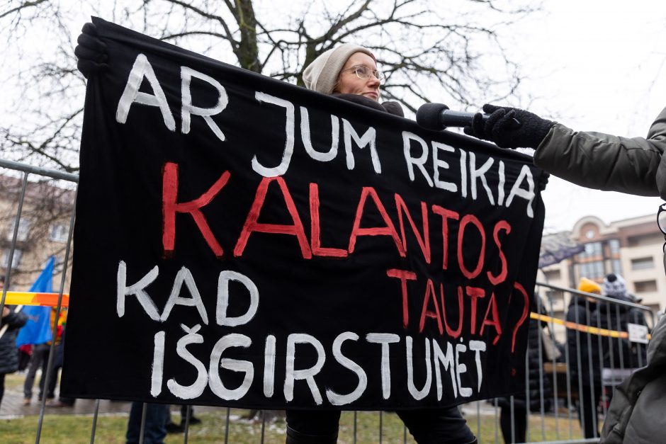 Sausio 13-osios minėjimas – triukšmingas: premjerė kalbą sakė su ašarom, protestuotojai rėkė „Gėda!“