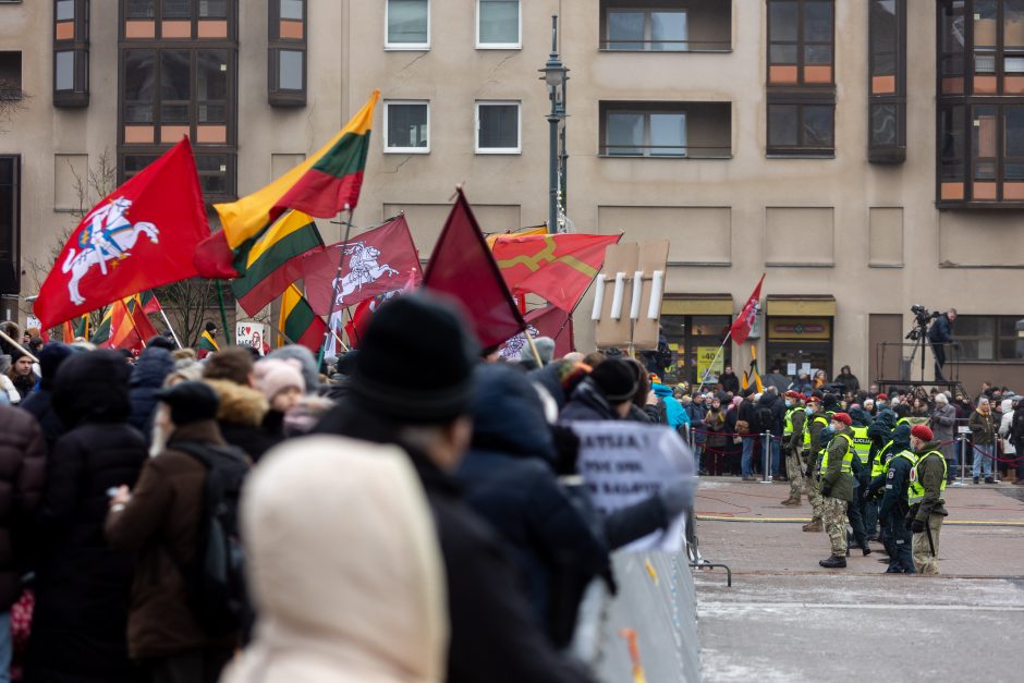 Sausio 13-osios minėjimas – triukšmingas: premjerė kalbą sakė su ašarom, protestuotojai rėkė „Gėda!“