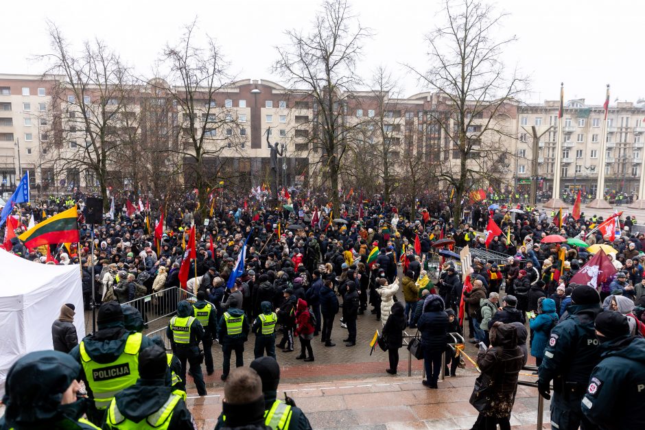 Sausio 13-osios minėjimas – triukšmingas: premjerė kalbą sakė su ašarom, protestuotojai rėkė „Gėda!“