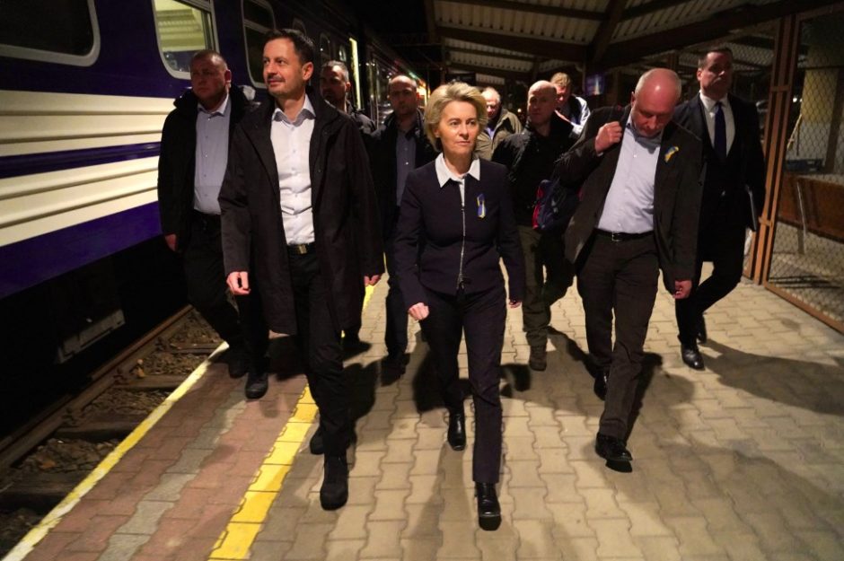 Priėmus penktąjį sankcijų paketą, ES vadovai traukiniu vyksta į Kyjivą