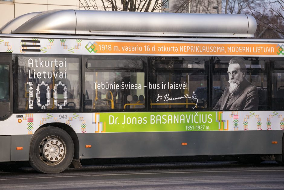 Signatarų sentencijos papuošė Vilniaus viešąjį transportą