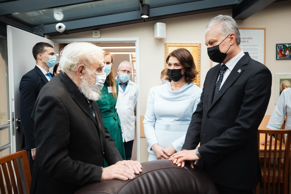 Prezidentas padėkojo nepagydomus žmones slaugantiems hospiso darbuotojams