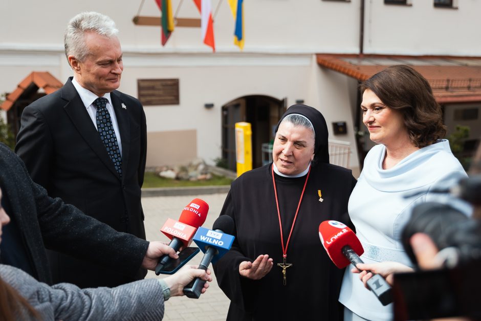 Prezidentas padėkojo nepagydomus žmones slaugantiems hospiso darbuotojams