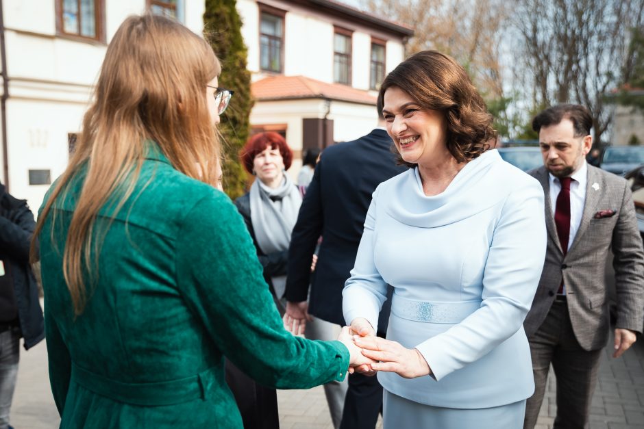 Prezidentas padėkojo nepagydomus žmones slaugantiems hospiso darbuotojams