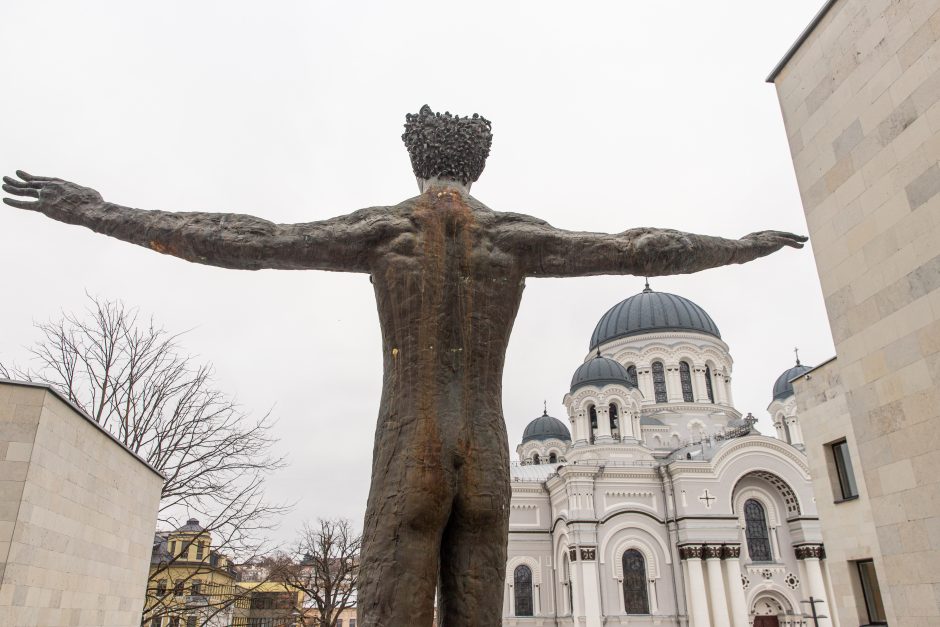 Užkaltos galerijos durys, o atidarymą gaubia migla