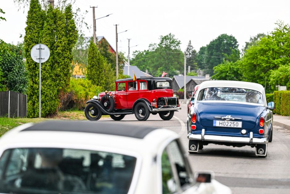 Istorinių automobilių ralio dalyviai varžėsi Lietuvos ir Lenkijos keliais