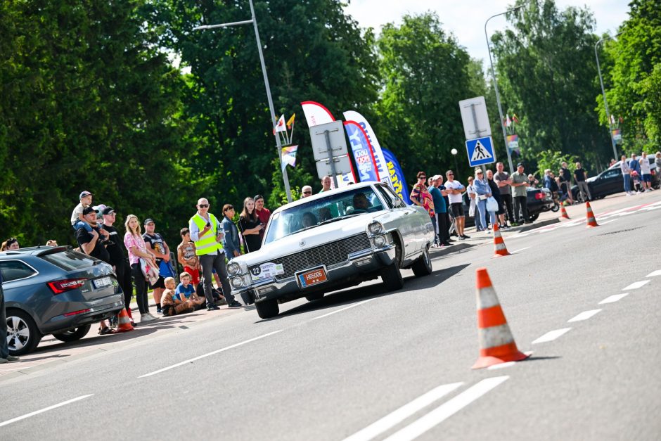 Istorinių automobilių ralio dalyviai varžėsi Lietuvos ir Lenkijos keliais