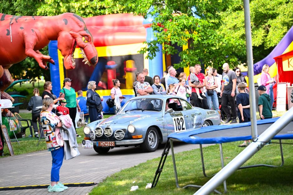 Istorinių automobilių ralio dalyviai varžėsi Lietuvos ir Lenkijos keliais