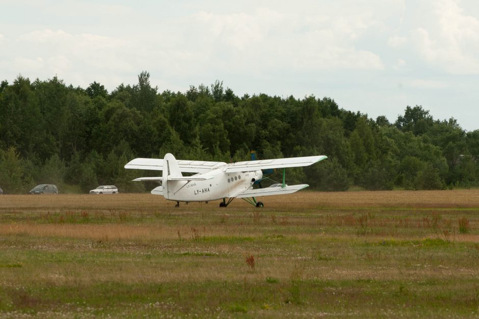 Prie aerodromo neteisėti statiniai – nepajudinami