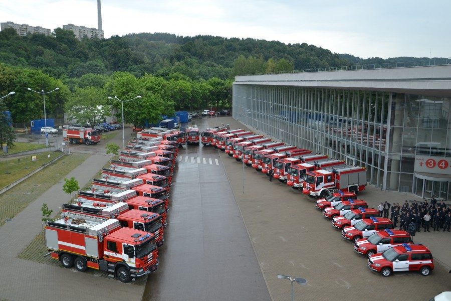 Ugniagesiams gelbėtojams perduotos 25 gaisrinės automobilinės cisternos