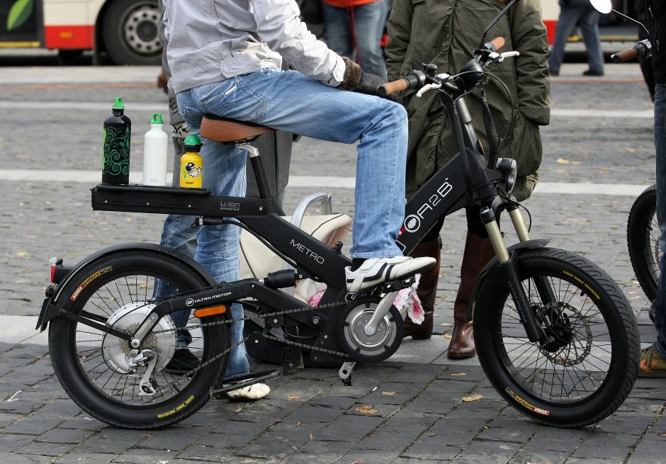 Mokslininkai: važiavimas elektriniu dviračiu gerina sveikatą