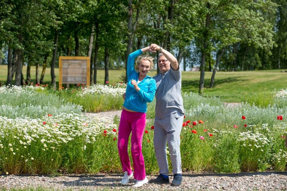 Kine kaip gyvenime: R. Bagdzevičius glaudžiasi prie 15 metų jaunesnės moters