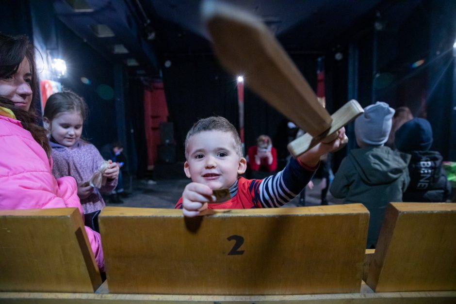 Karo atspindžiai Lvivo lėlių teatre – spektakliai slėptuvėje ir košmarų kamuojami pabėgėliai