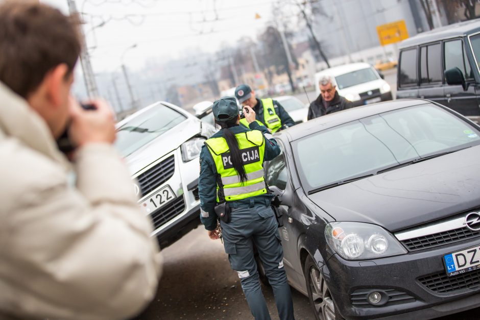 Po smūgio automobilis - lyg pakibęs ore