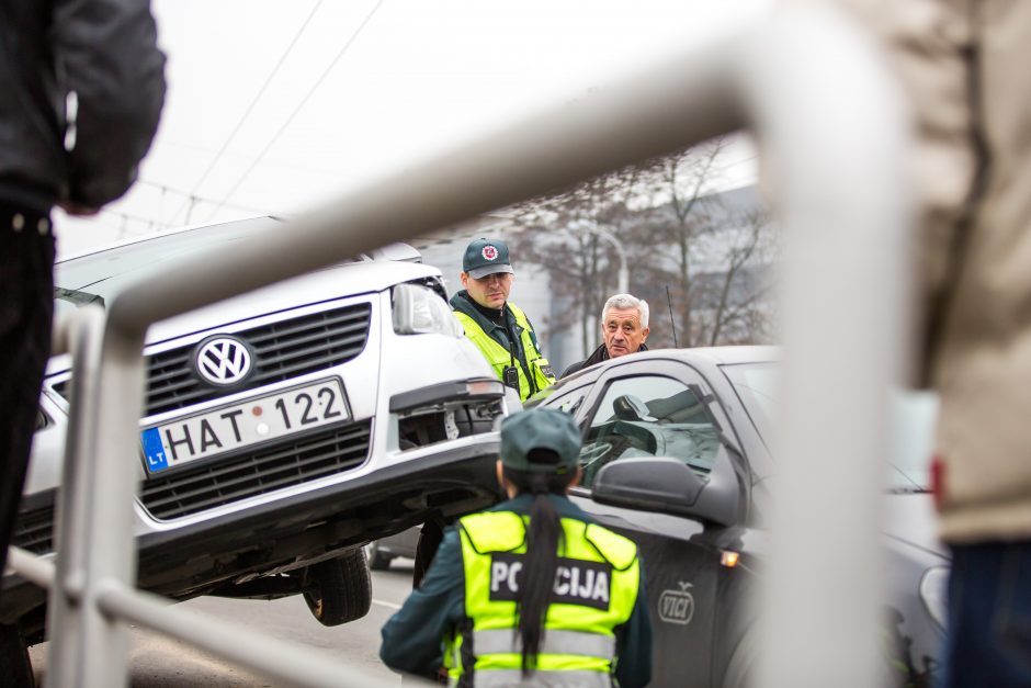 Po smūgio automobilis - lyg pakibęs ore