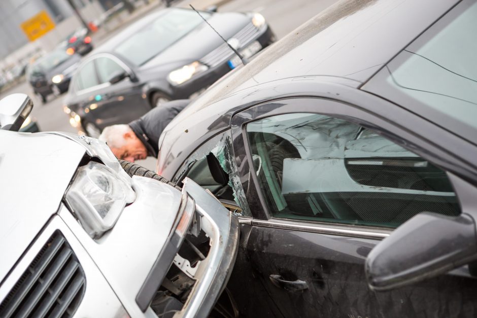 Po smūgio automobilis - lyg pakibęs ore