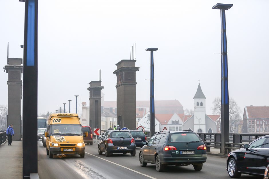 Nuo Aleksoto tilto nuimta pusė plokščių su sovietine simbolika