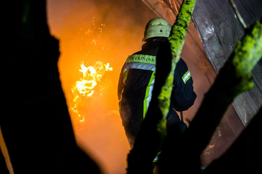 Rumšiškių baldų įmonę nuniokojo didžiulis gaisras