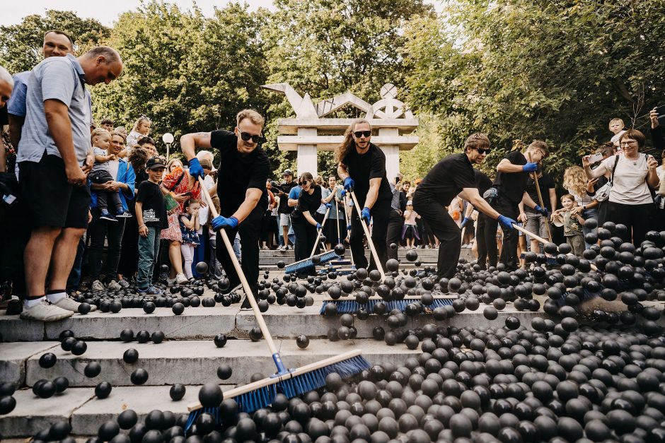 Festivalis „ConTempo“ prasidėjo premjeromis ir Kauno gatves užliejusia kamuoliukų upe