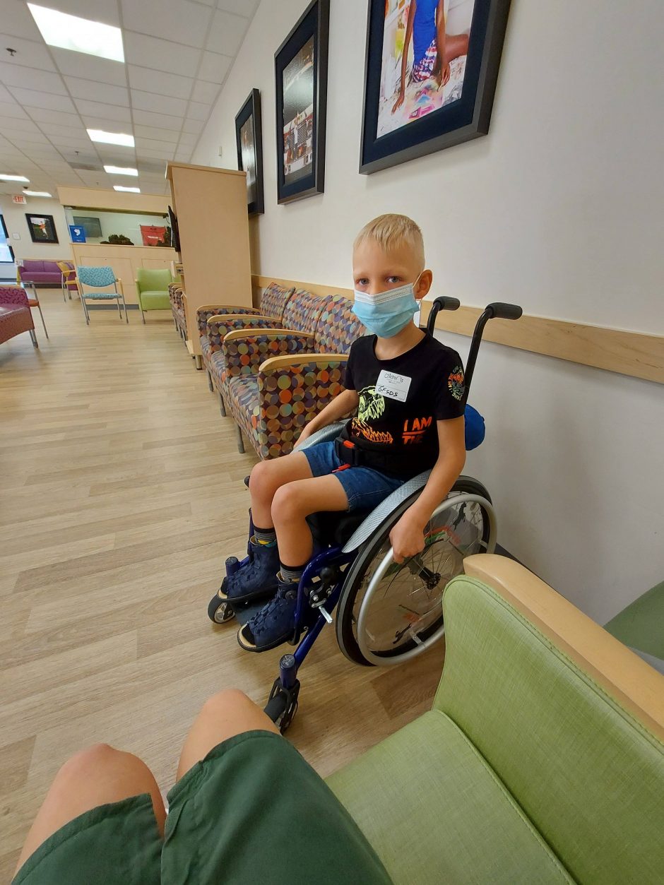 Skausmui abejingi neliko: paralyžiaus kaustomas berniukas viltį lengviau judėti laiko savo rankose