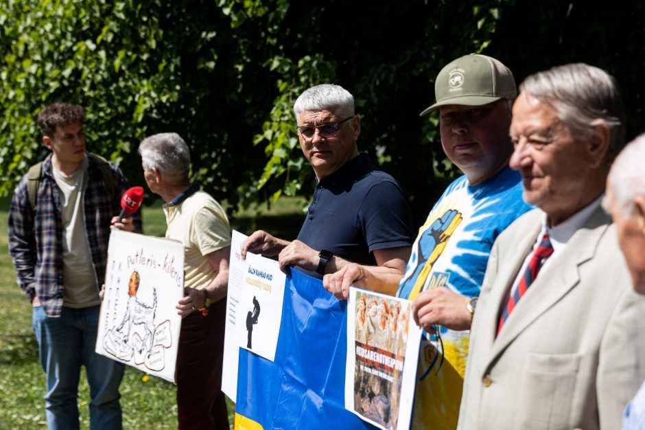 Beveik pusšimtis žmonių prie Rusijos ambasados protestavo prieš ukrainiečių vaikų grobimą