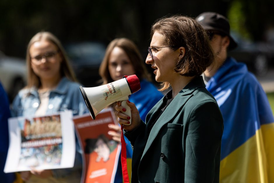 Beveik pusšimtis žmonių prie Rusijos ambasados protestavo prieš ukrainiečių vaikų grobimą