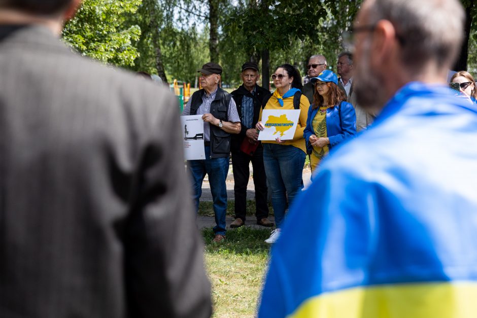 Beveik pusšimtis žmonių prie Rusijos ambasados protestavo prieš ukrainiečių vaikų grobimą