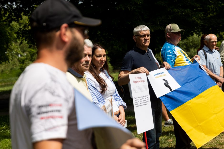 Beveik pusšimtis žmonių prie Rusijos ambasados protestavo prieš ukrainiečių vaikų grobimą