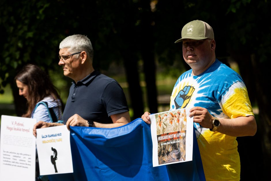 Beveik pusšimtis žmonių prie Rusijos ambasados protestavo prieš ukrainiečių vaikų grobimą