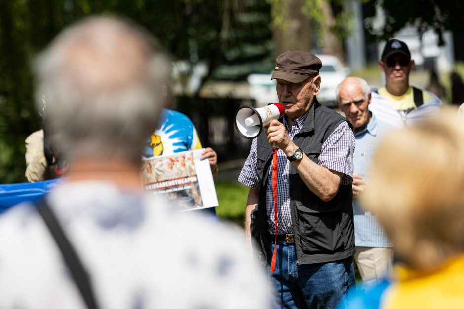 Beveik pusšimtis žmonių prie Rusijos ambasados protestavo prieš ukrainiečių vaikų grobimą