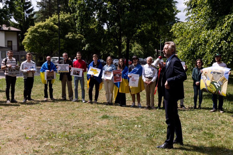 Beveik pusšimtis žmonių prie Rusijos ambasados protestavo prieš ukrainiečių vaikų grobimą