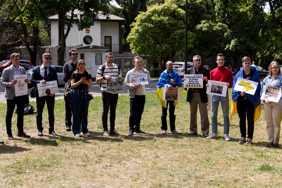 Beveik pusšimtis žmonių prie Rusijos ambasados protestavo prieš ukrainiečių vaikų grobimą