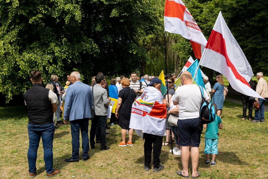 Beveik pusšimtis žmonių prie Rusijos ambasados protestavo prieš ukrainiečių vaikų grobimą