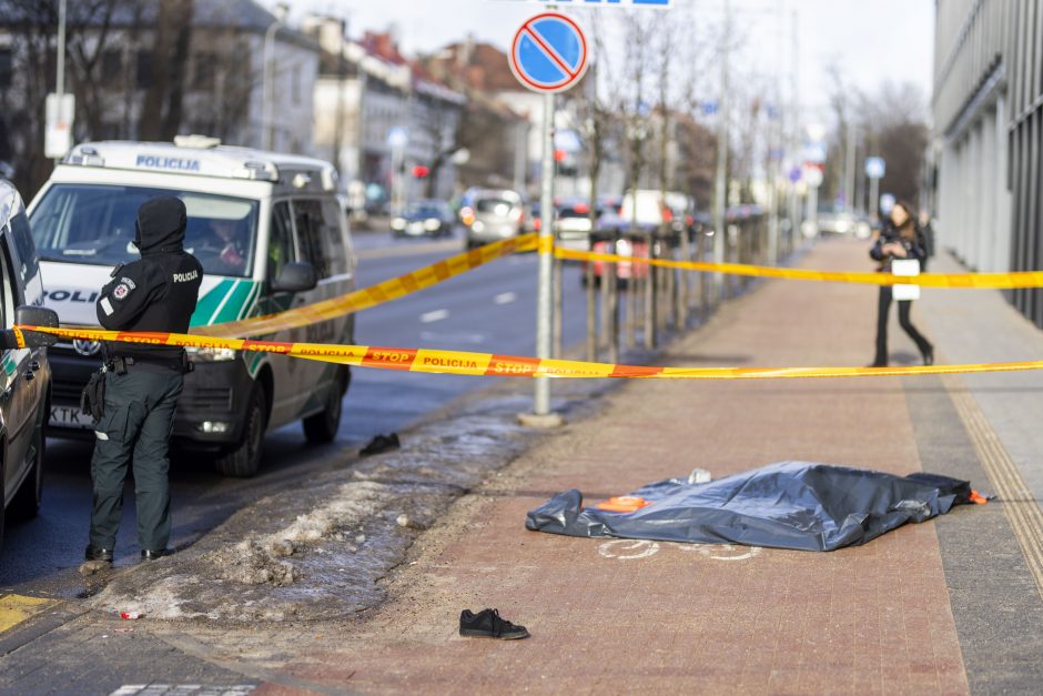 Tragedija Vilniuje: žuvo nuo verslo centro stogo nukritęs vyras