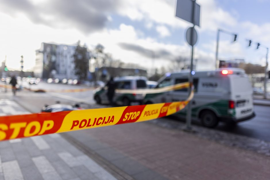 Tragedija Vilniuje: žuvo nuo verslo centro stogo nukritęs vyras