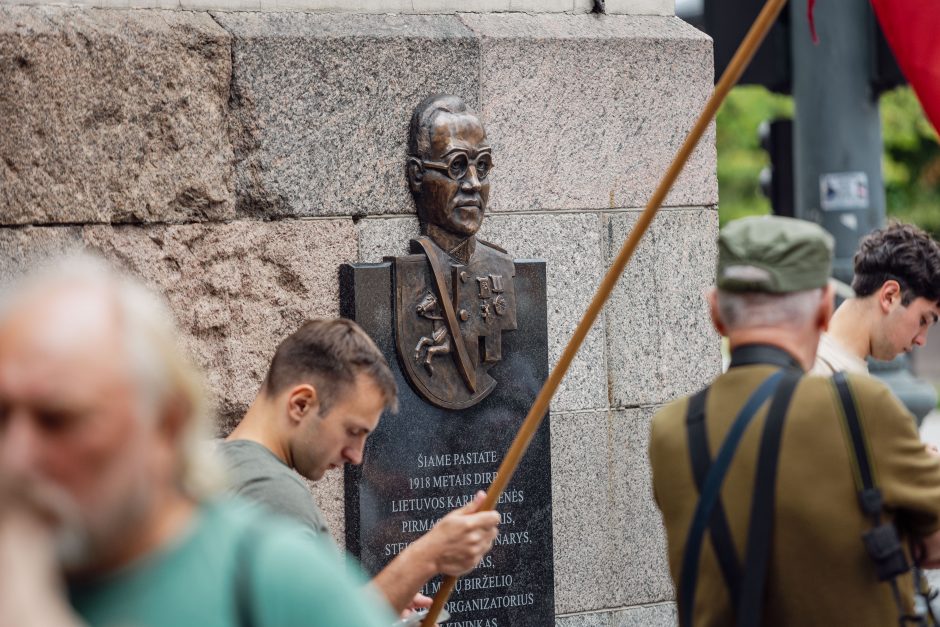 Vilniuje nuimta atminimo lenta K. Škirpai: protestuotojai šaukė – „vatnikai“