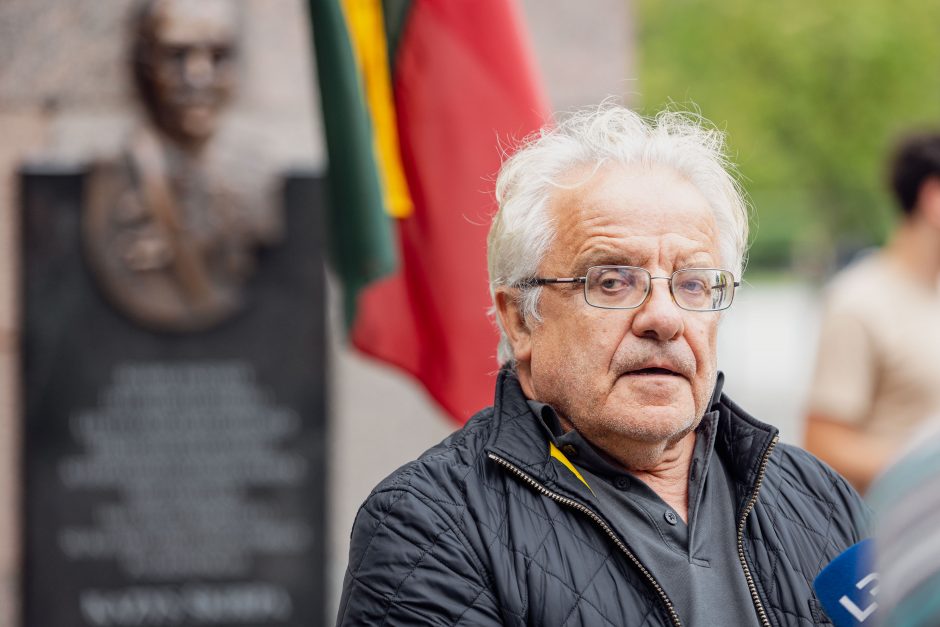 Vilniuje nuimta atminimo lenta K. Škirpai: protestuotojai šaukė – „vatnikai“