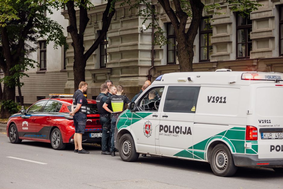 Vilniuje nuimta atminimo lenta K. Škirpai: protestuotojai šaukė – „vatnikai“