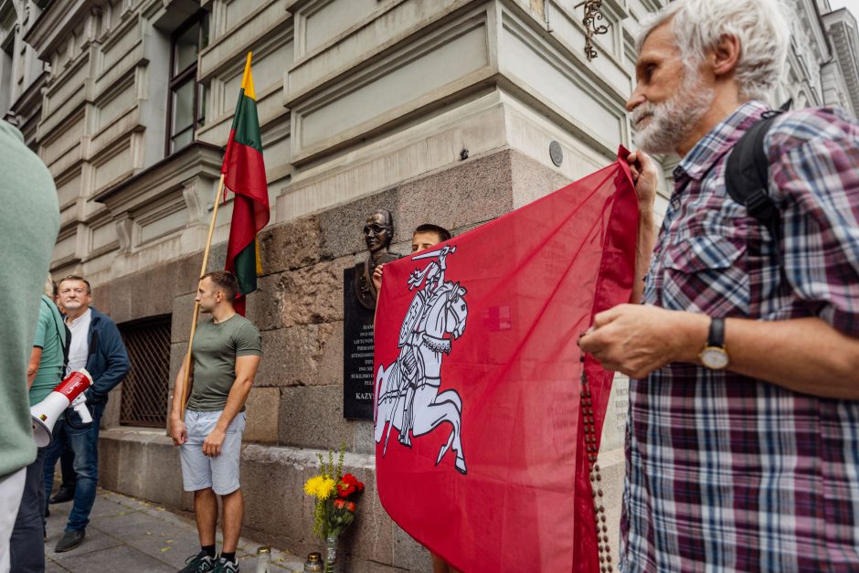 Vilniuje nuimta atminimo lenta K. Škirpai: protestuotojai šaukė – „vatnikai“