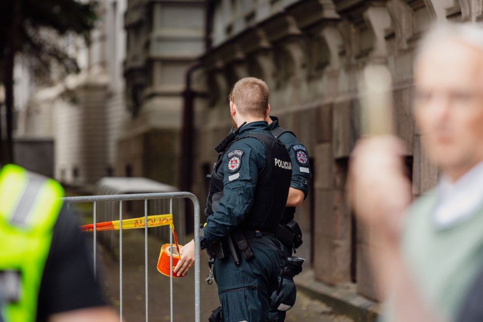 Vilniuje nuimta atminimo lenta K. Škirpai: protestuotojai šaukė – „vatnikai“