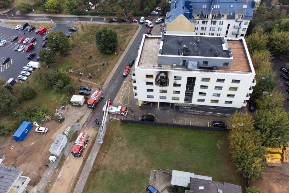 Per gaisrą Vilniaus Trimitų gatvėje žmogus apdegė ranką, rastas negyvas katinas