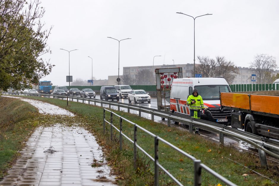 Vilniuje apvirto ant atitvaro užvažiavęs vilkikas